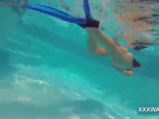 Swell rambut coklat streetwalker permen swims di bawah air