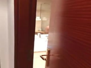 Извратен човек клипове блондинки mademoiselle по време на оргазъм в хотел душ