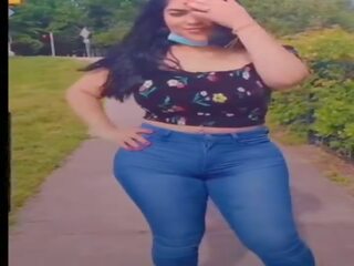 Lorena dashuron në kapëse larg të saj bythë në publike